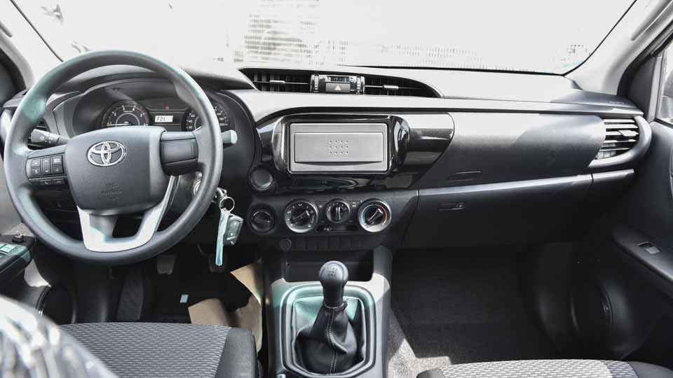 2021 Toyota Hilux double-seater budget second-hand car with automatic transmission, 4L engine, diesel or gasoline. Inspection and factory inspection services.